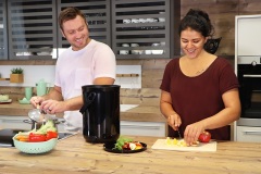 Kuhinjski-kompostnik-bioloske-odpadke-spreminja-v-kakovostno-osnovo-za-kompost