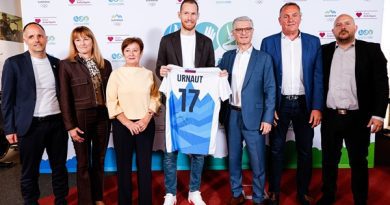 Botrstvo v športu: Tine Urnaut prikolesaril na novinarsko konferenco, predstavili dobrodelni odbojkarski dan in pravljico o junaku