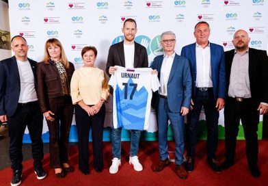 Botrstvo v športu: Tine Urnaut prikolesaril na novinarsko konferenco, predstavili dobrodelni odbojkarski dan in pravljico o junaku